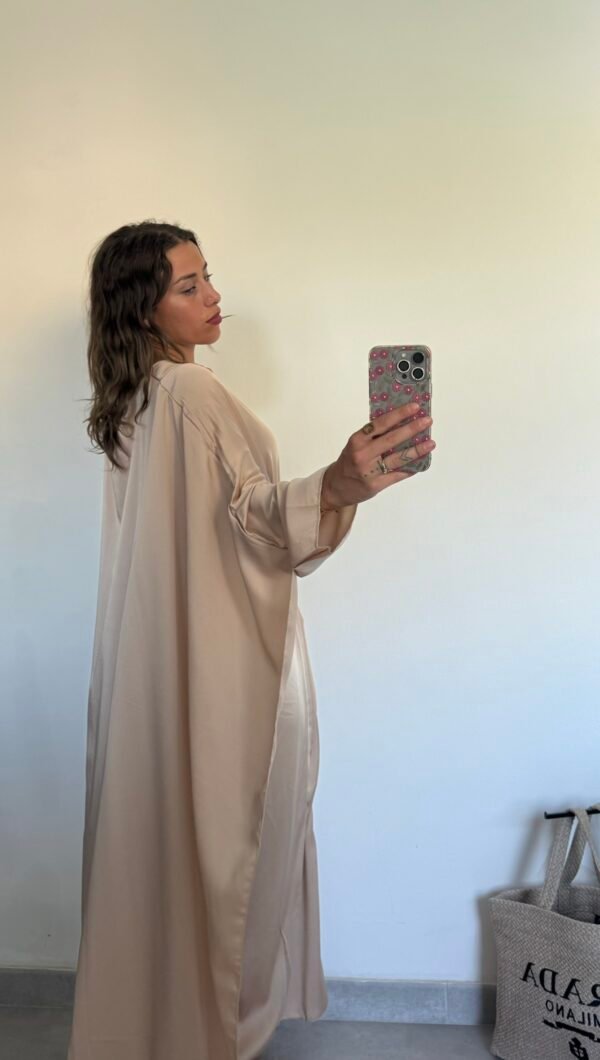 Robe satinée cape fluide à nouer à la taille beige