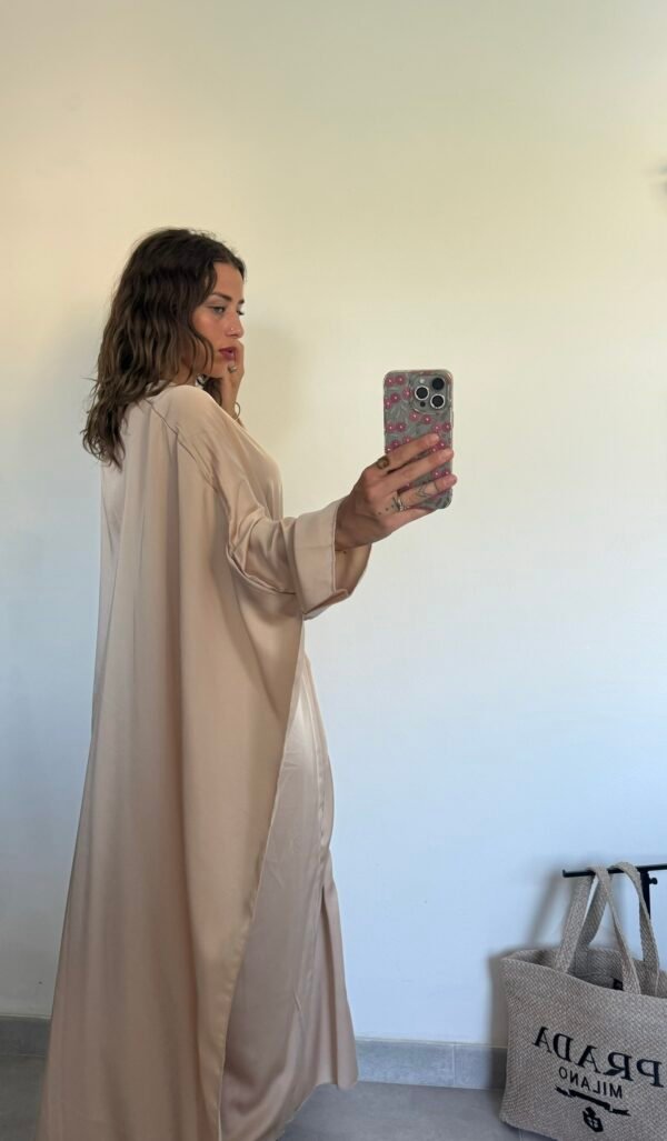 Robe satinée cape fluide à nouer à la taille beige – Image 3