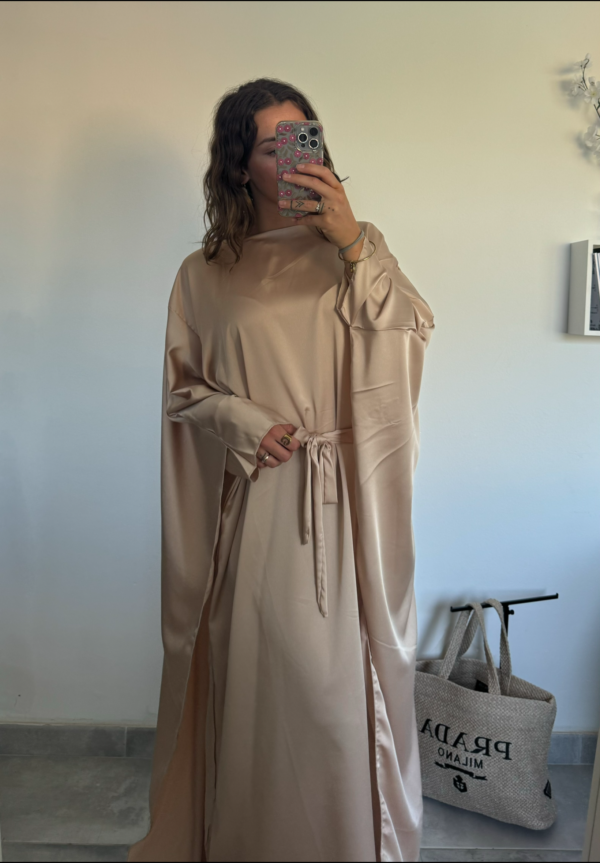 Robe satinée cape fluide à nouer à la taille beige – Image 2